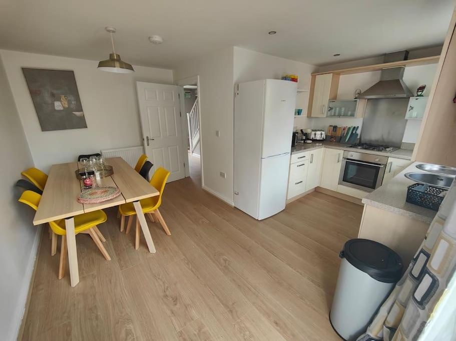 Shoreline Seaside Holiday Home Aberavon Beach ポート・タルボット エクステリア 写真